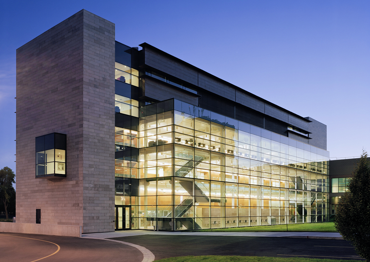 High-performance institutional building using structural thermal energy storage