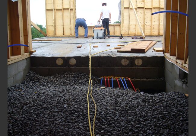 Rechargeable concrete floor construction