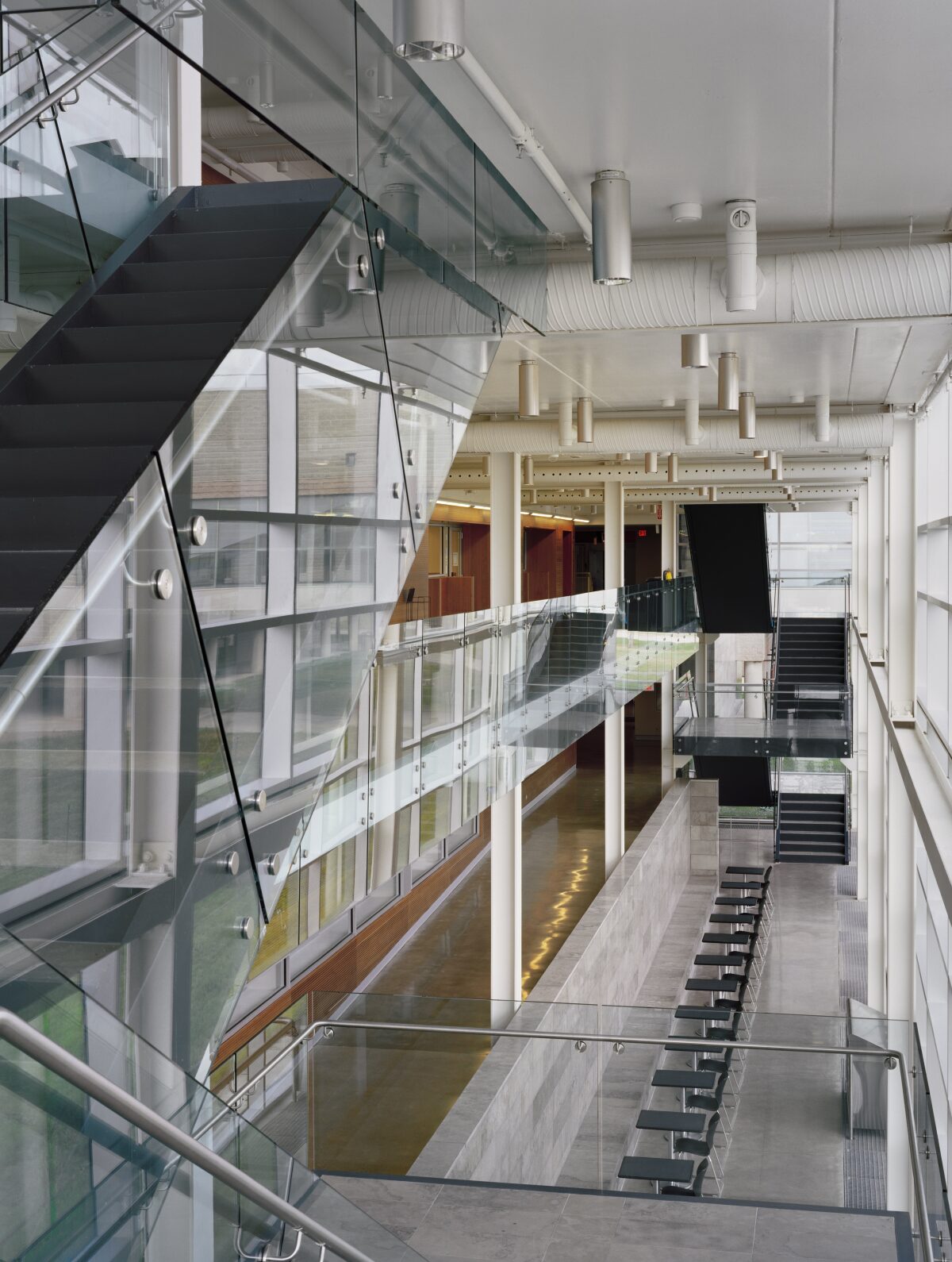 High-performance interior environment with integrated structure and ventilation